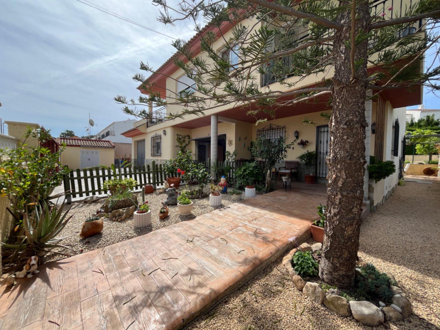 1395NS - Classic villa with independent guest floor in Albir