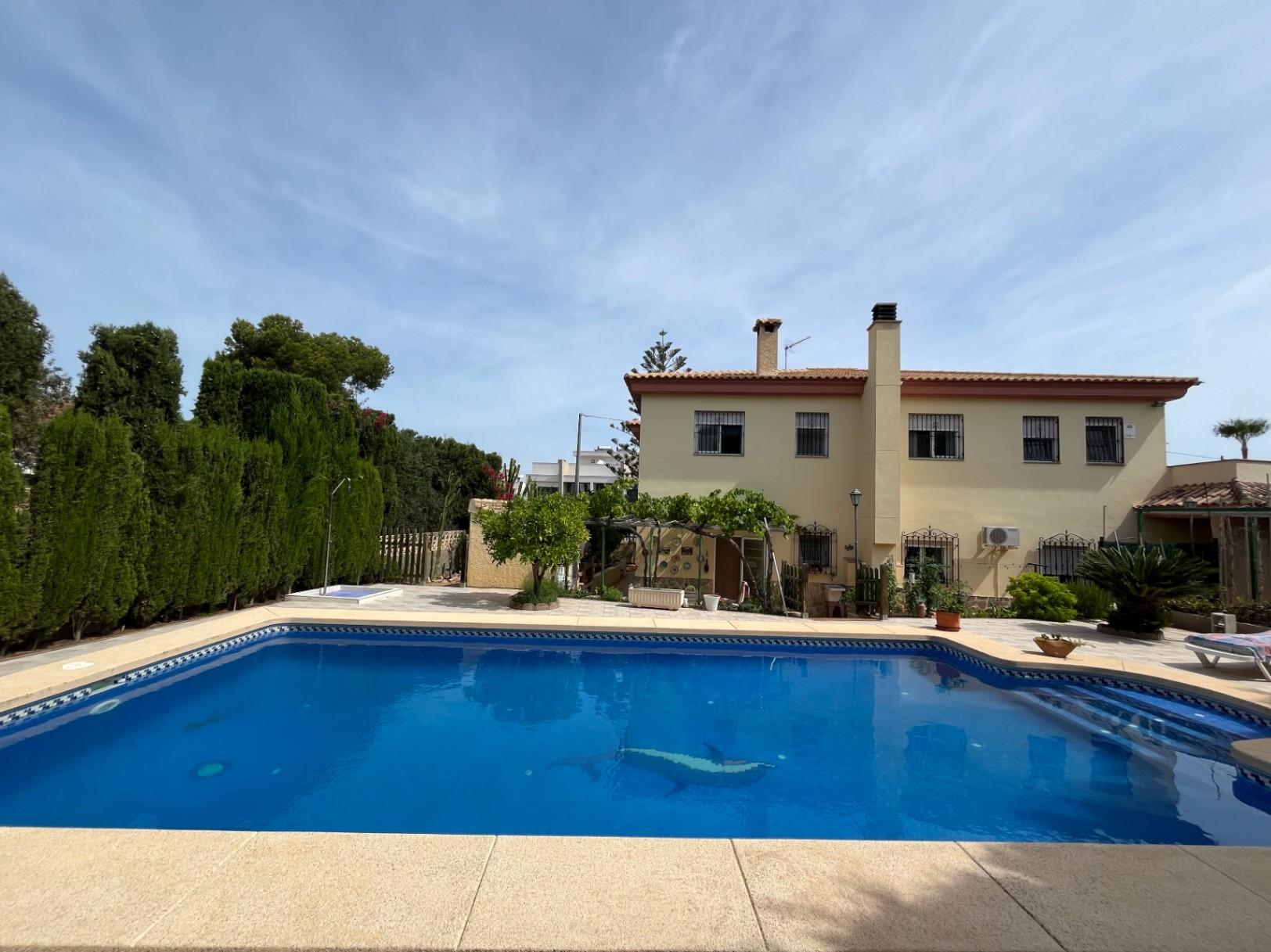 1395NS - Classic villa with independent guest floor in Albir