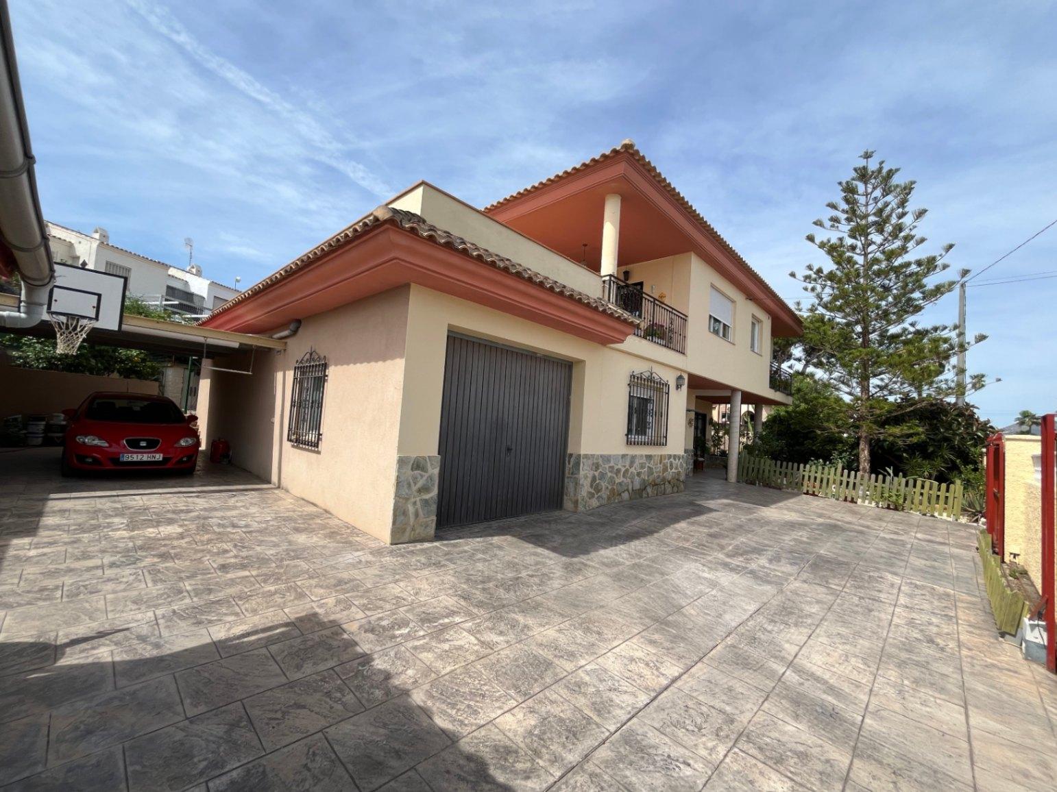 1395NS - Classic villa with independent guest floor in Albir