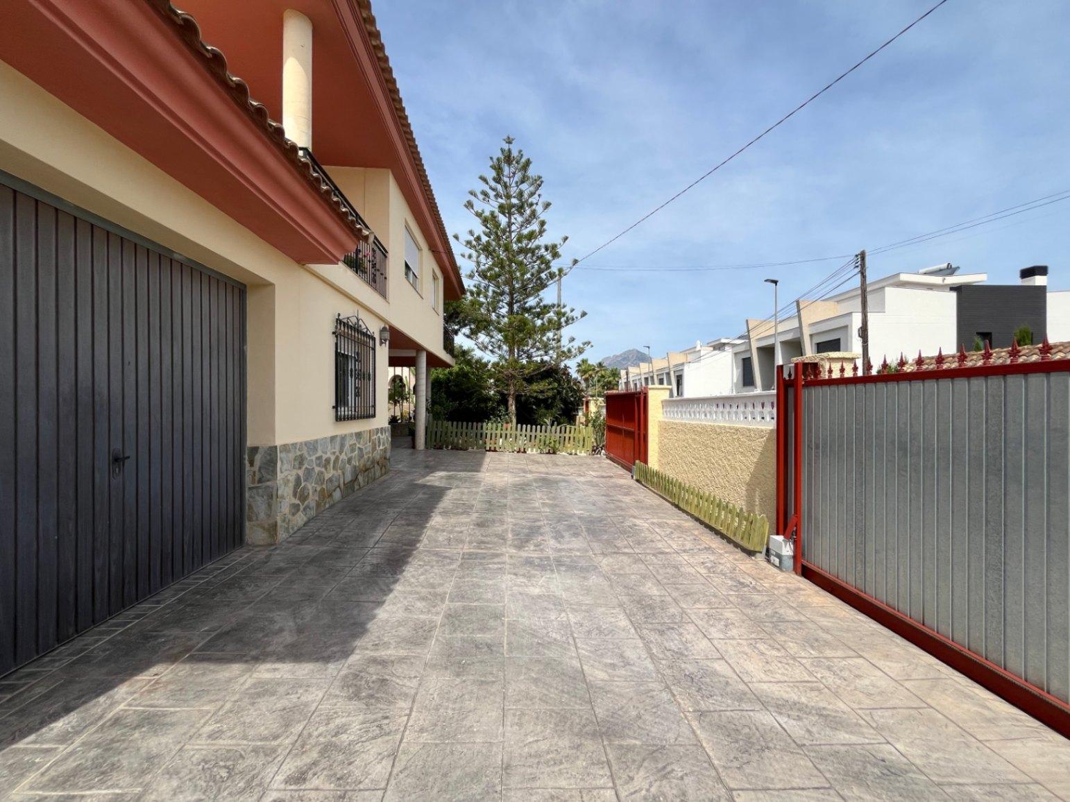 1395NS - Classic villa with independent guest floor in Albir