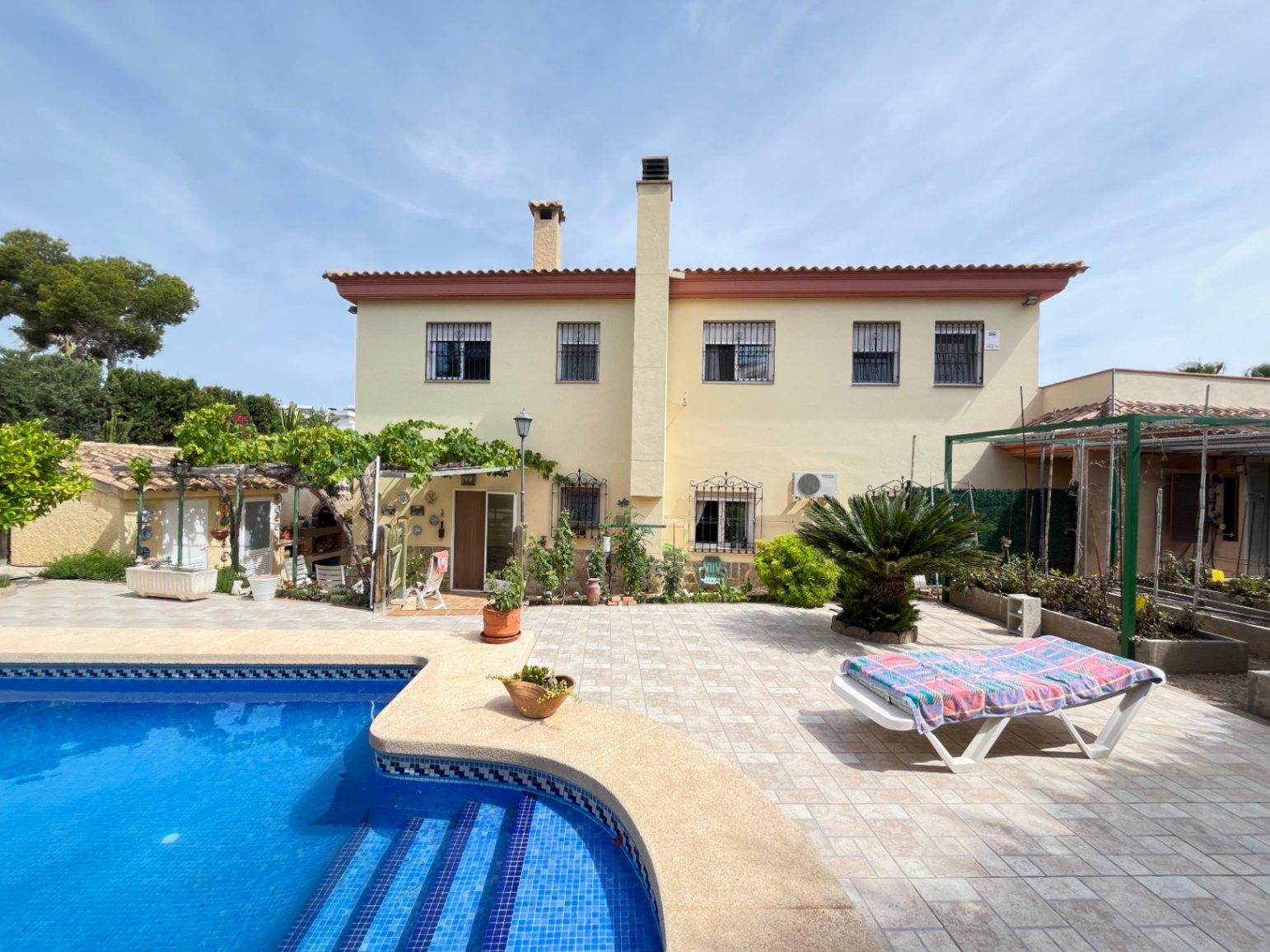 1395NS - Classic villa with independent guest floor in Albir
