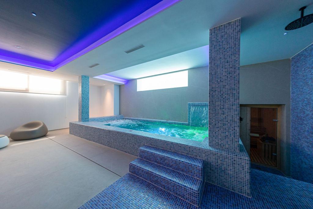 1399DA - Zeitgenössische Luxusvilla mit Panoramablick auf das Meer und die Berge in Benidorm