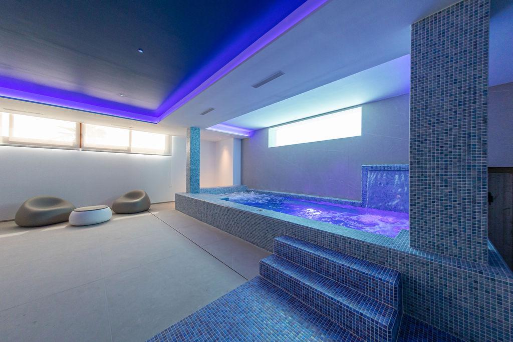 1399DA - Zeitgenössische Luxusvilla mit Panoramablick auf das Meer und die Berge in Benidorm