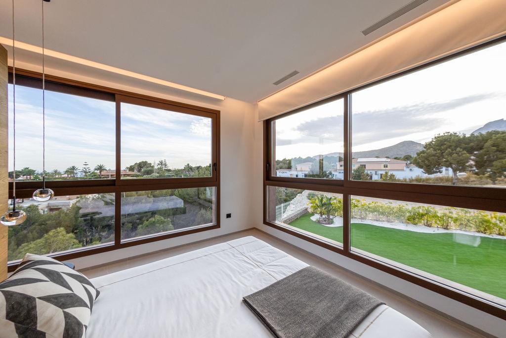 1399DA - Zeitgenössische Luxusvilla mit Panoramablick auf das Meer und die Berge in Benidorm