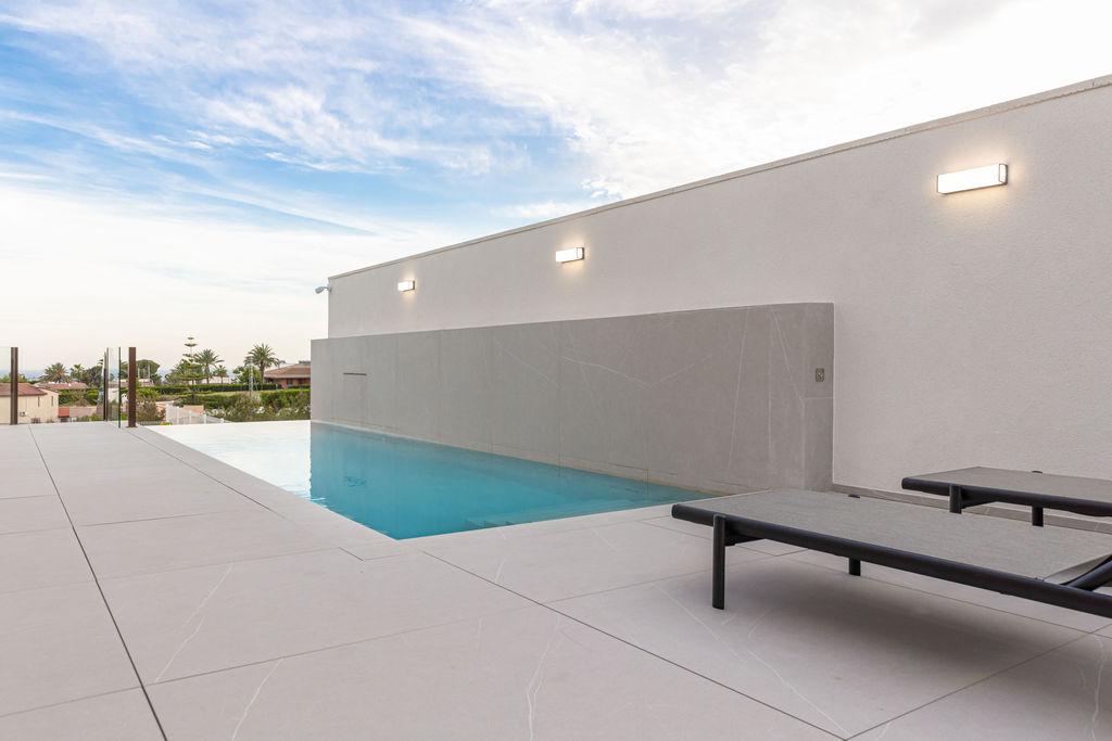 1399DA - Zeitgenössische Luxusvilla mit Panoramablick auf das Meer und die Berge in Benidorm