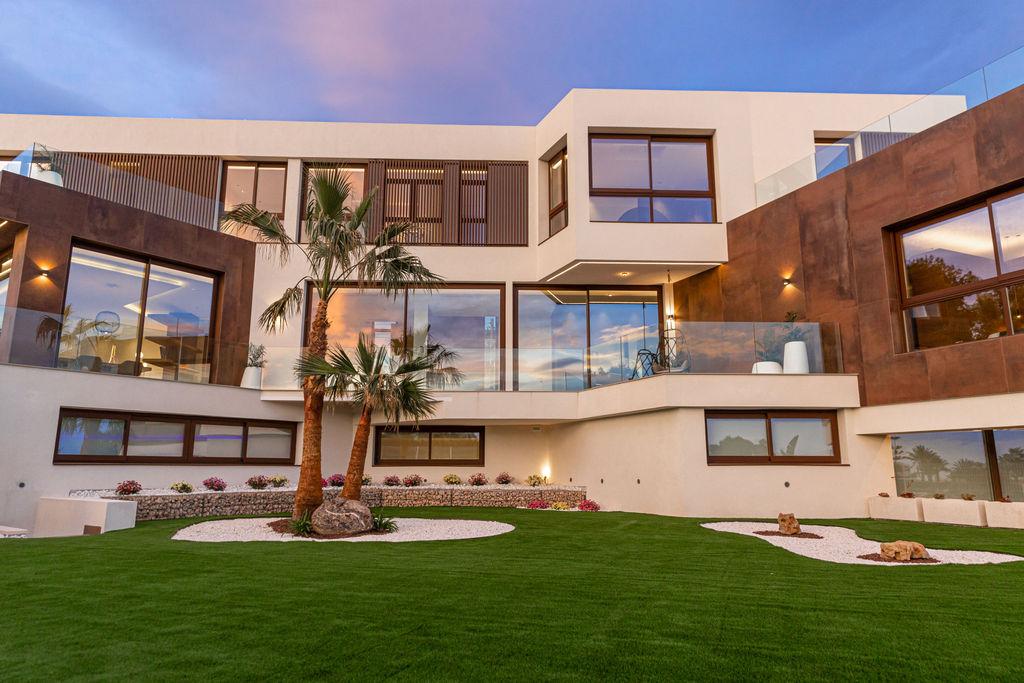 1399DA - Zeitgenössische Luxusvilla mit Panoramablick auf das Meer und die Berge in Benidorm