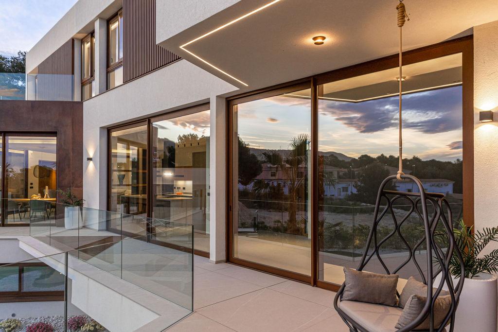 1399DA - Zeitgenössische Luxusvilla mit Panoramablick auf das Meer und die Berge in Benidorm