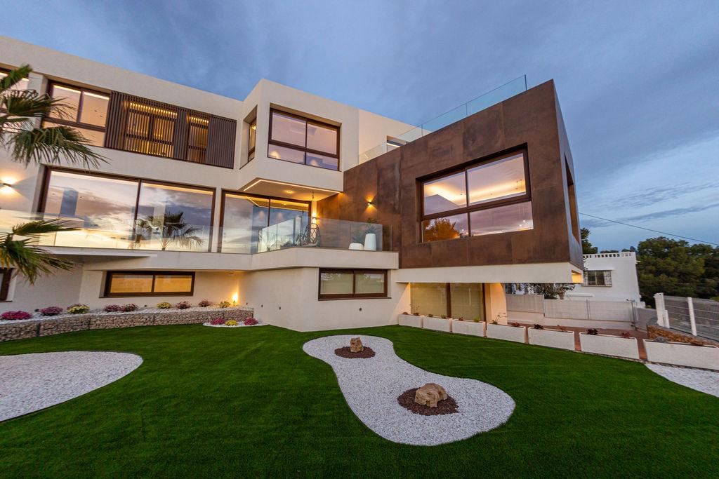 1399DA - Zeitgenössische Luxusvilla mit Panoramablick auf das Meer und die Berge in Benidorm