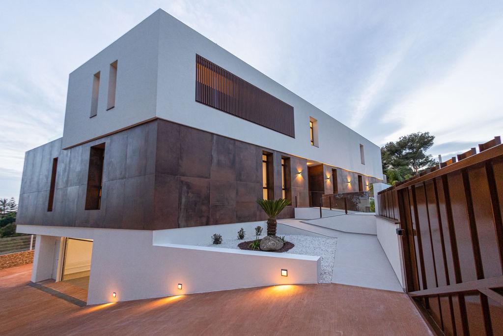 1399DA - Zeitgenössische Luxusvilla mit Panoramablick auf das Meer und die Berge in Benidorm