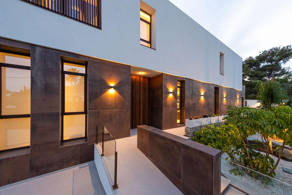 1399DA - Zeitgenössische Luxusvilla mit Panoramablick auf das Meer und die Berge in Benidorm