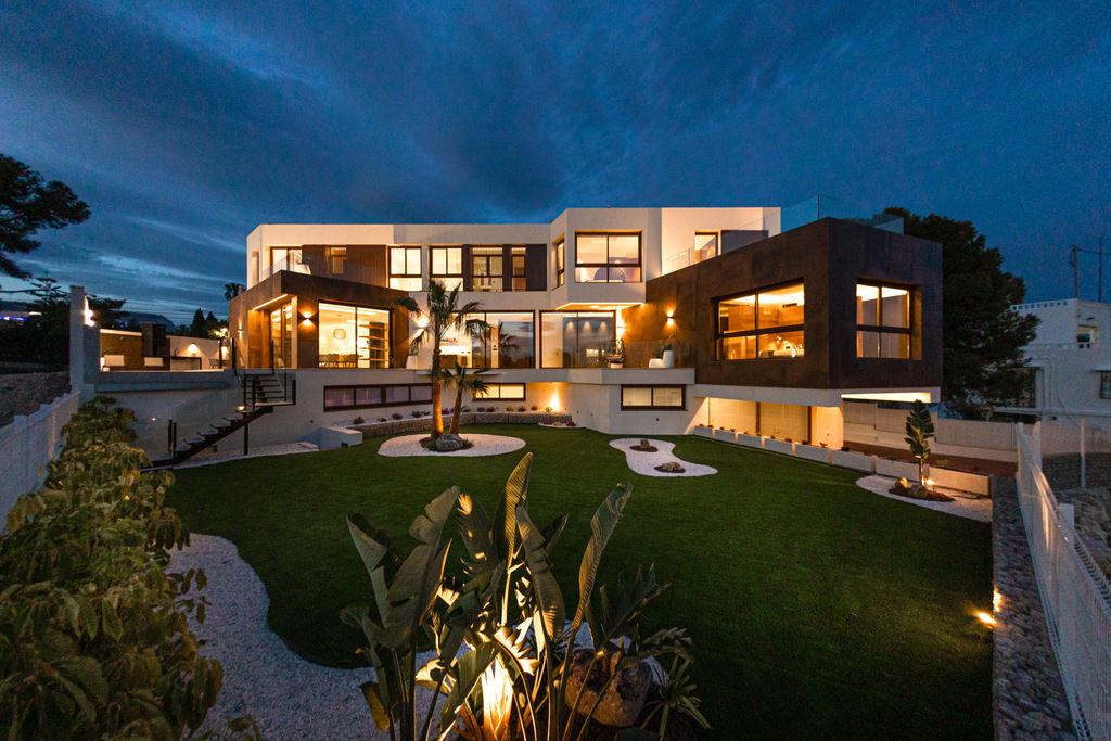 1399DA - Zeitgenössische Luxusvilla mit Panoramablick auf das Meer und die Berge in Benidorm