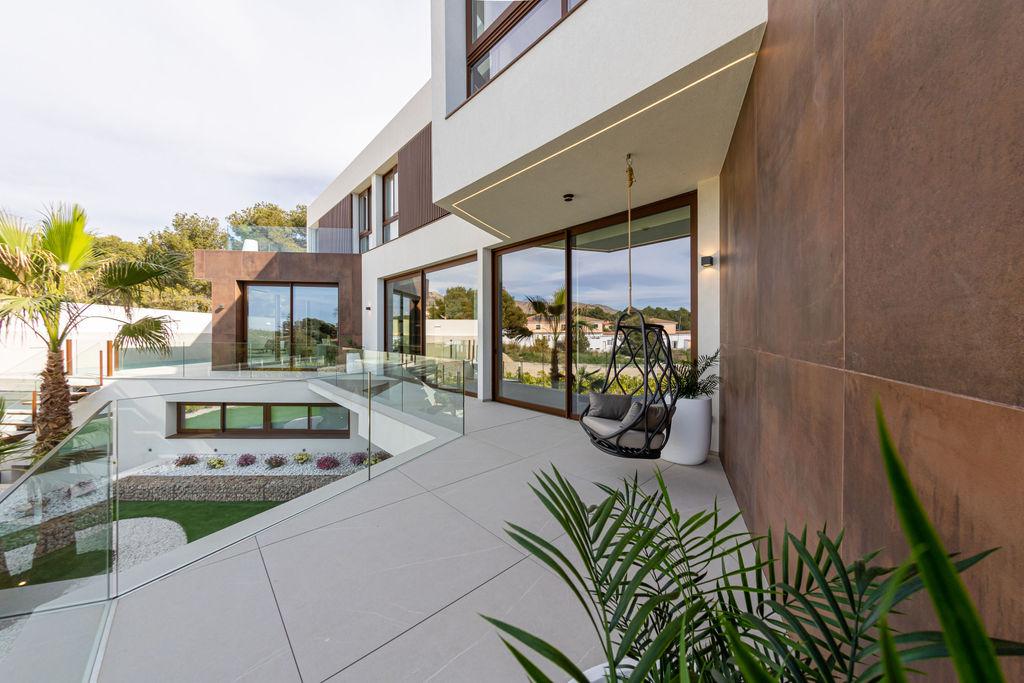 1399DA - Zeitgenössische Luxusvilla mit Panoramablick auf das Meer und die Berge in Benidorm