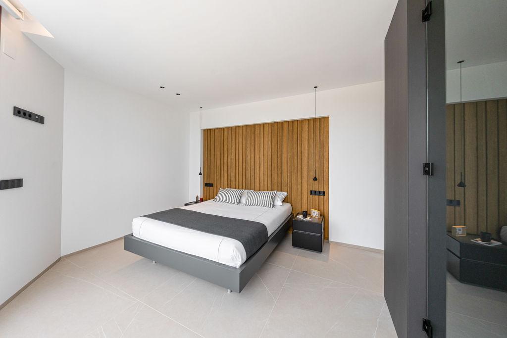 1399DA - Zeitgenössische Luxusvilla mit Panoramablick auf das Meer und die Berge in Benidorm