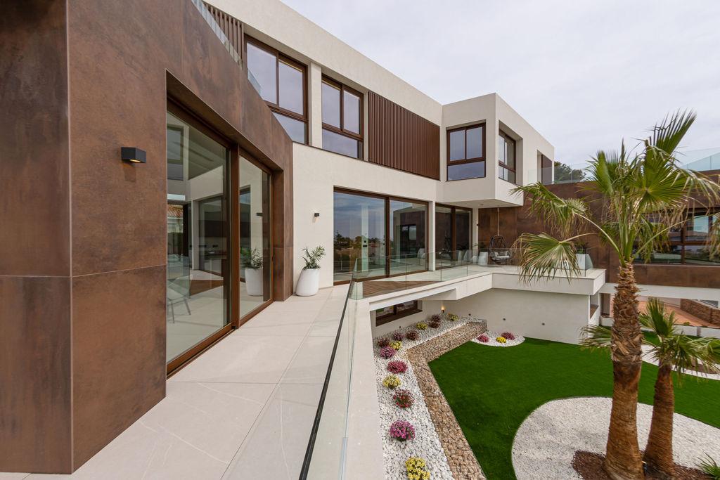 1399DA - Zeitgenössische Luxusvilla mit Panoramablick auf das Meer und die Berge in Benidorm