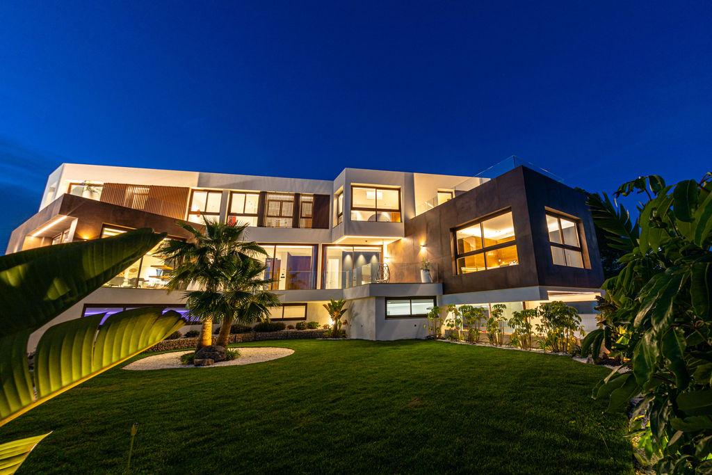 1399DA - Zeitgenössische Luxusvilla mit Panoramablick auf das Meer und die Berge in Benidorm