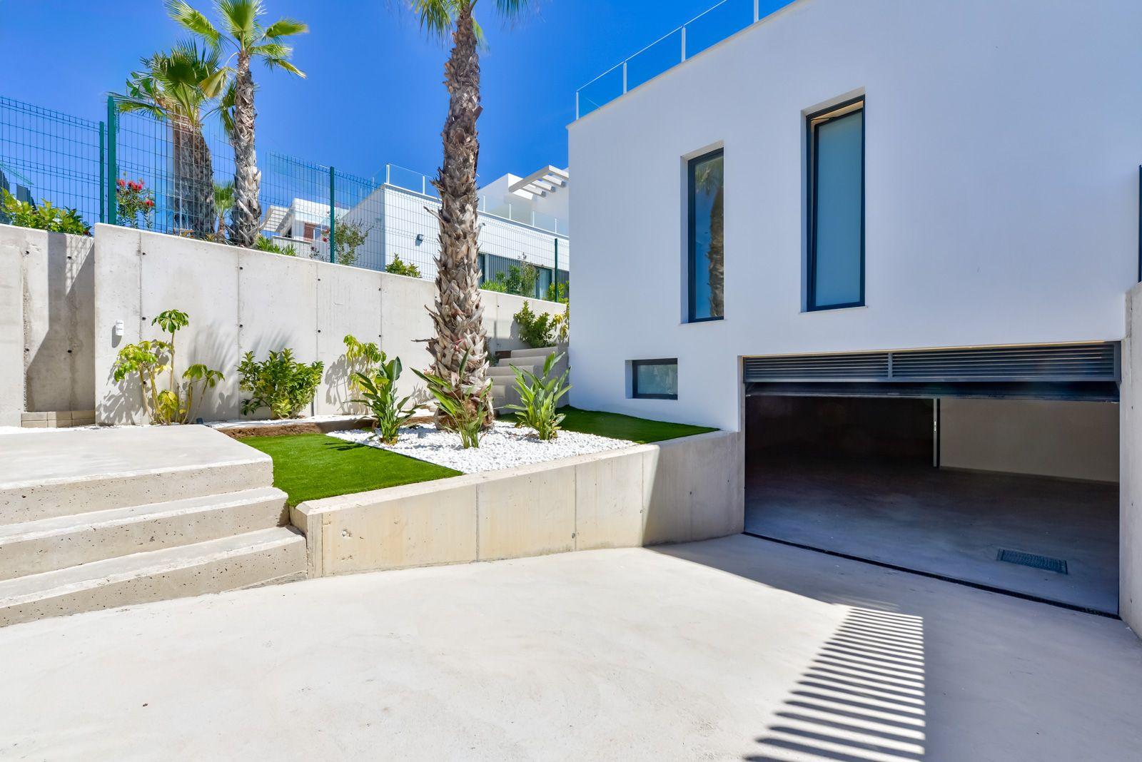1409DA - Villas modernas listas para habitar con amplios interiores y jardines paisajísticos.