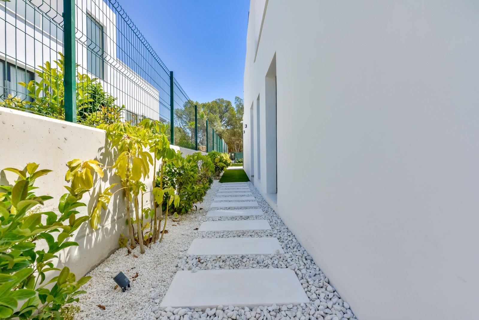 1409DA - Villas modernas listas para habitar con amplios interiores y jardines paisajísticos.