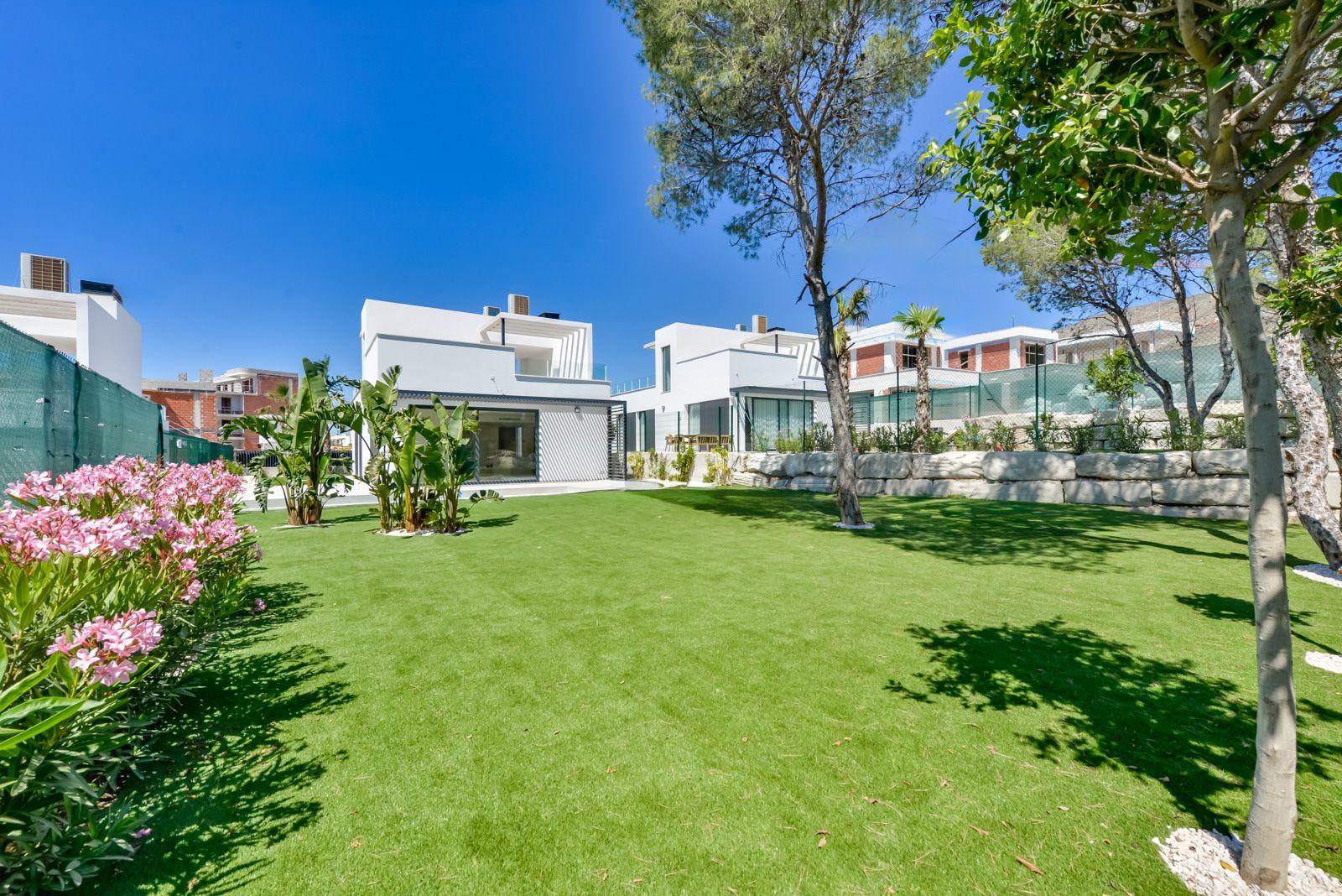 1409DA - Villas modernas listas para habitar con amplios interiores y jardines paisajísticos.