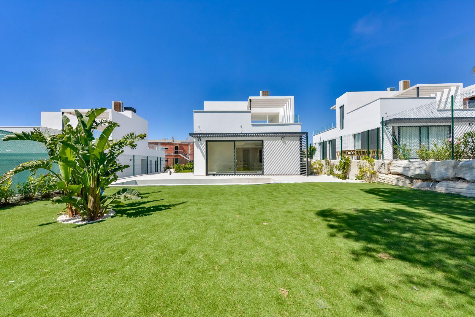 1409DA - Villas modernas listas para habitar con amplios interiores y jardines paisajísticos.