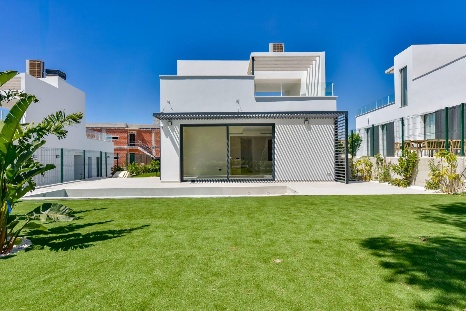 1409DA - Villas modernas listas para habitar con amplios interiores y jardines paisajísticos.
