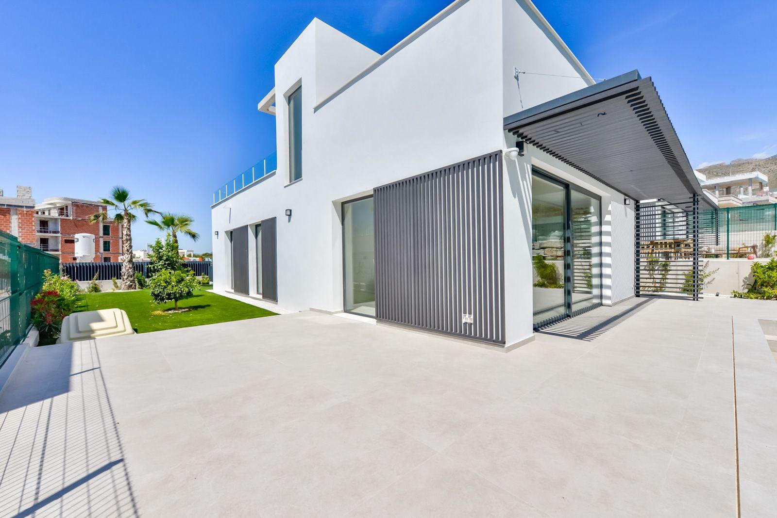 1409DA - Villas modernas listas para habitar con amplios interiores y jardines paisajísticos.