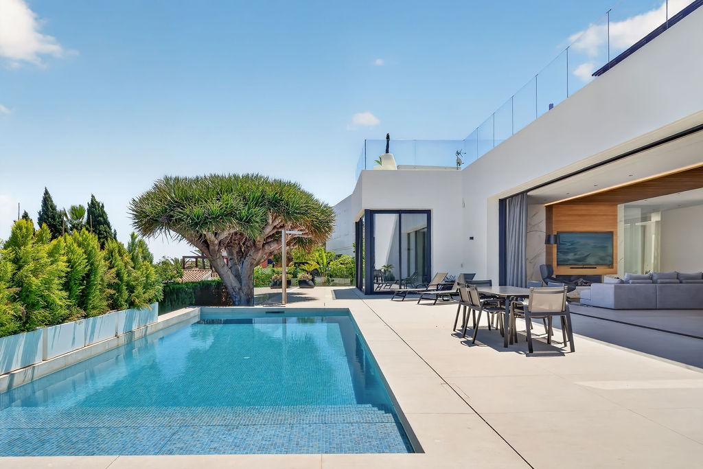1418NS - Villa de lujo con vistas panorámicas al mar cerca del corazón de Albir.