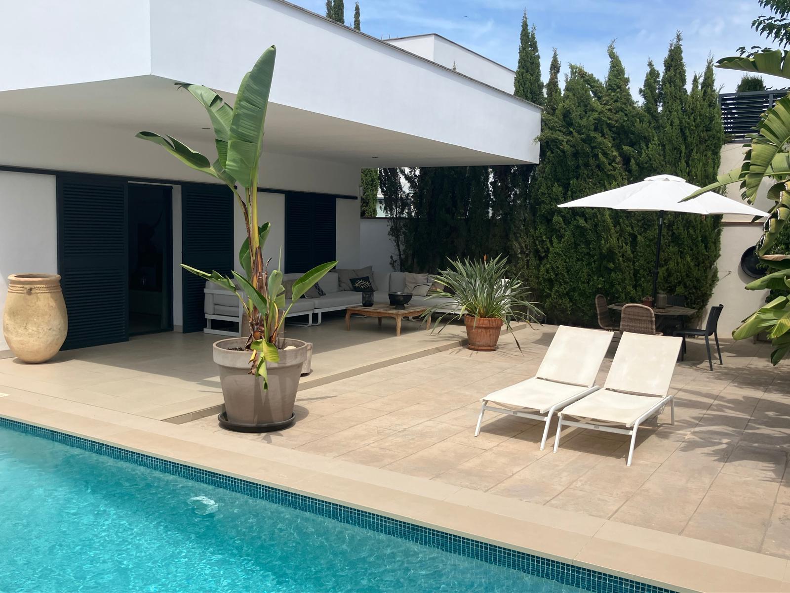 1420NS - Elegant Single-Level Villa with Private Pool in a Peaceful Residential Setting