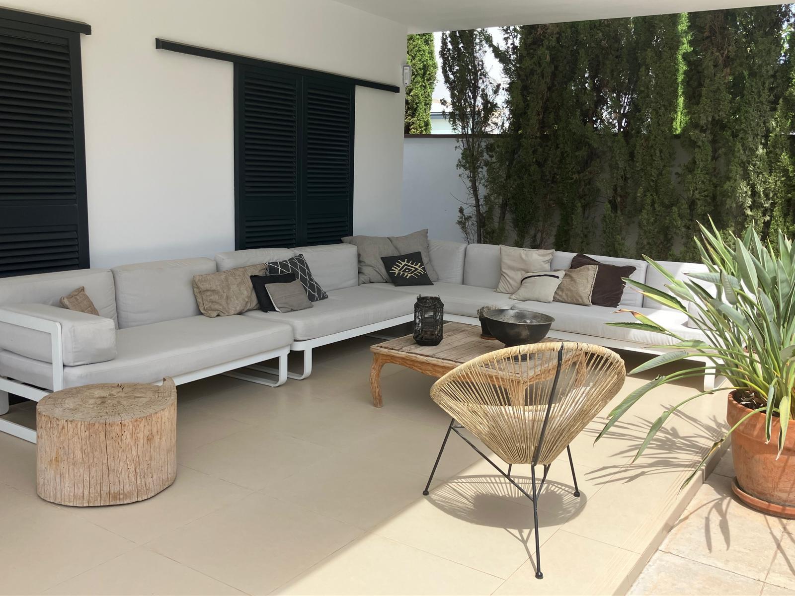 1420NS - Elegant Single-Level Villa with Private Pool in a Peaceful Residential Setting