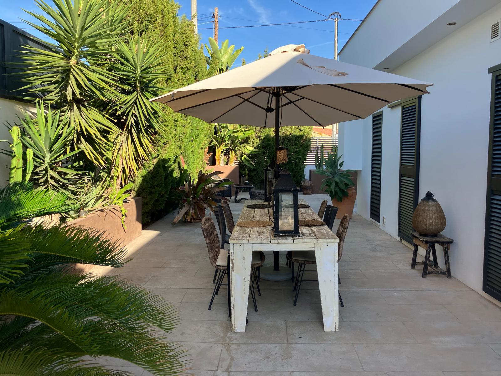1420NS - Elegant Single-Level Villa with Private Pool in a Peaceful Residential Setting