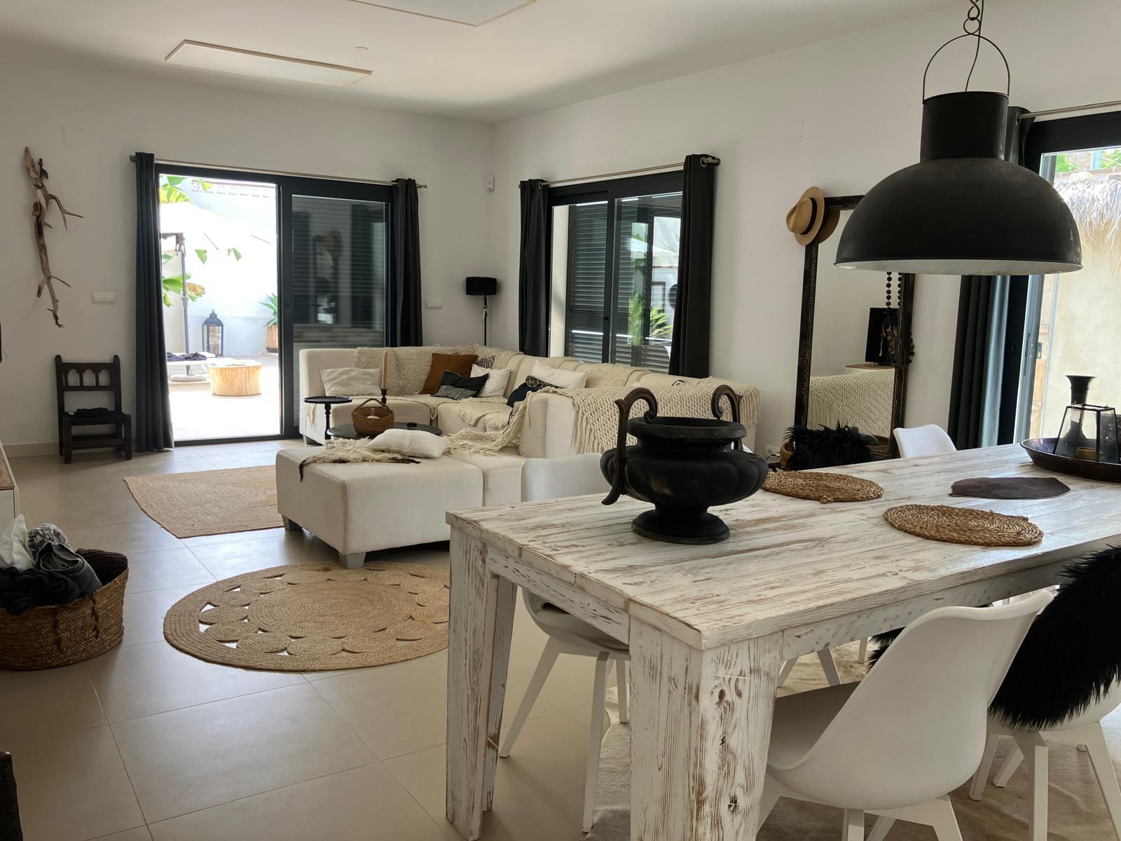 1420NS - Elegant Single-Level Villa with Private Pool in a Peaceful Residential Setting