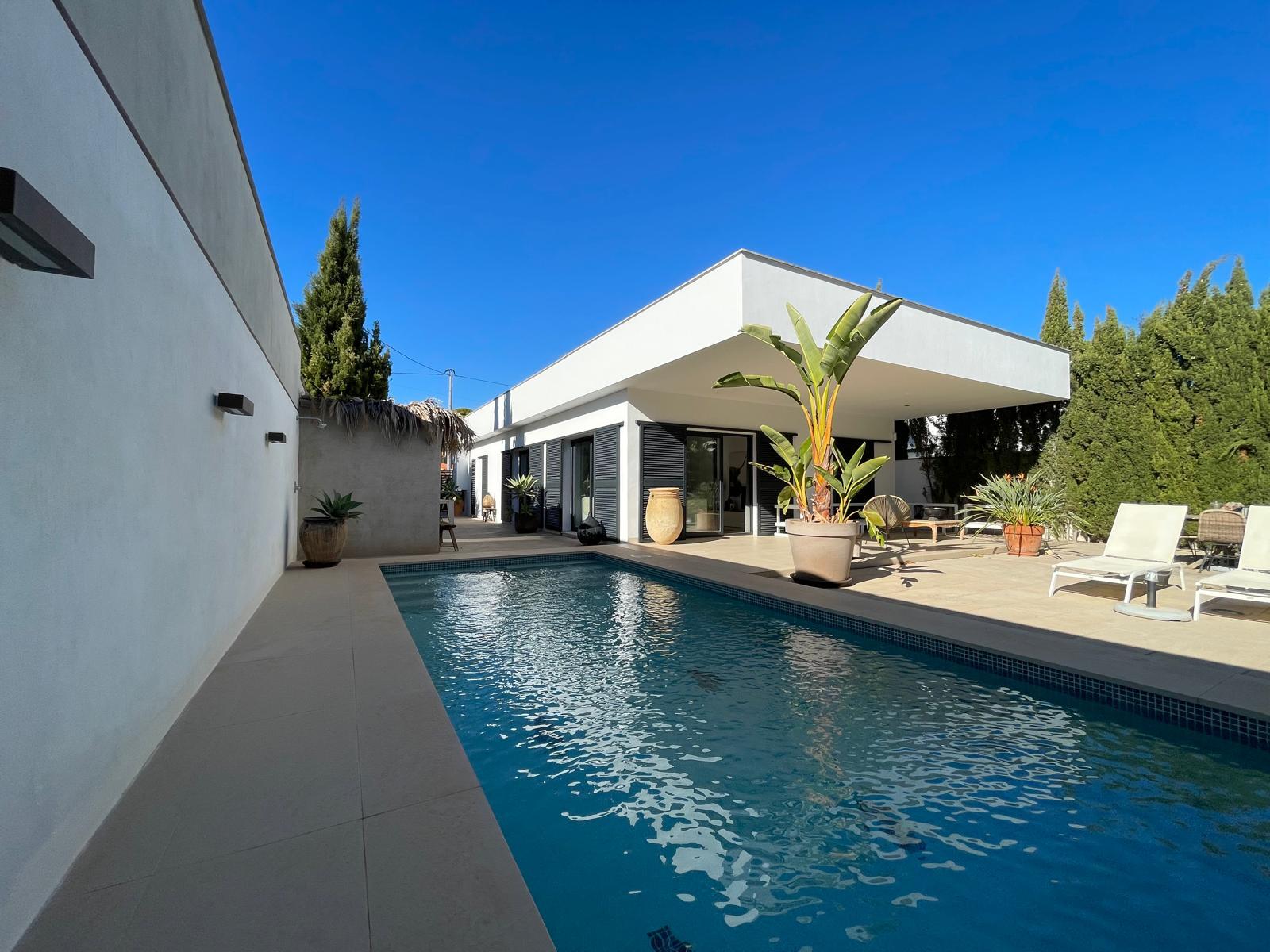 1420NS - Elegant Single-Level Villa with Private Pool in a Peaceful Residential Setting