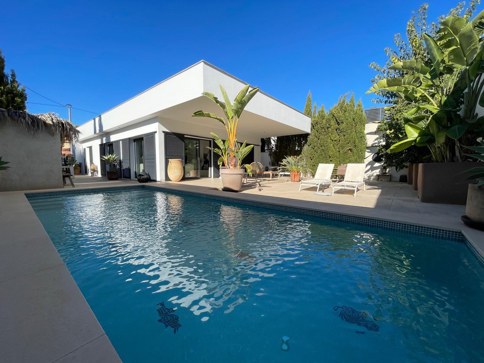 1420NS - Elegant Single-Level Villa with Private Pool in a Peaceful Residential Setting