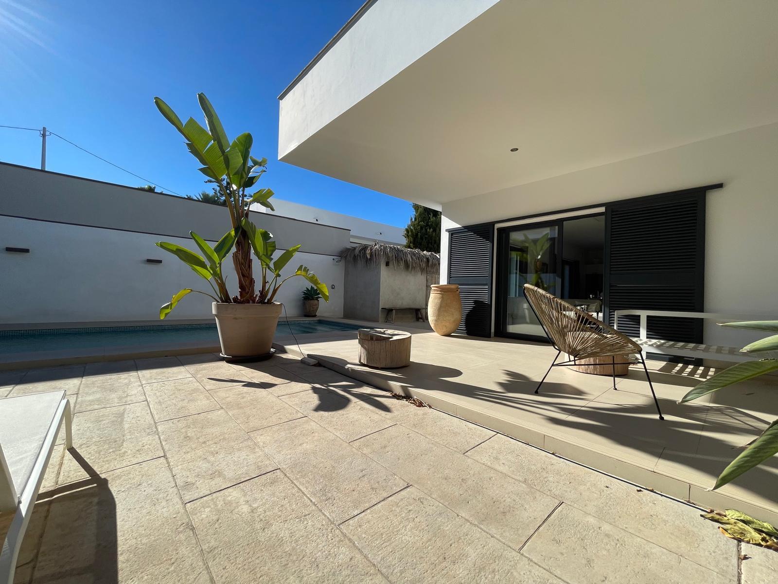 1420NS - Elegant Single-Level Villa with Private Pool in a Peaceful Residential Setting