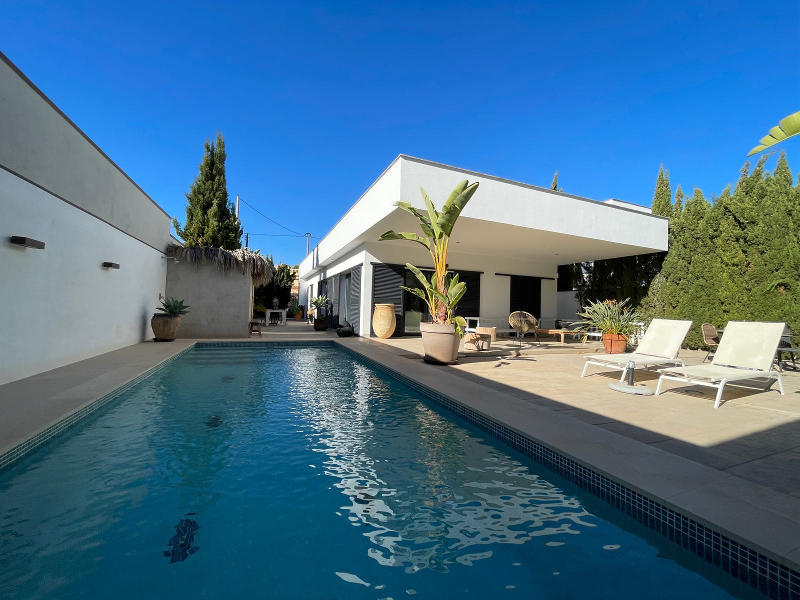 1420NS - Elegant Single-Level Villa with Private Pool in a Peaceful Residential Setting