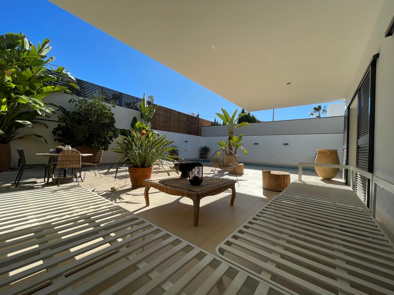 1420NS - Elegant Single-Level Villa with Private Pool in a Peaceful Residential Setting