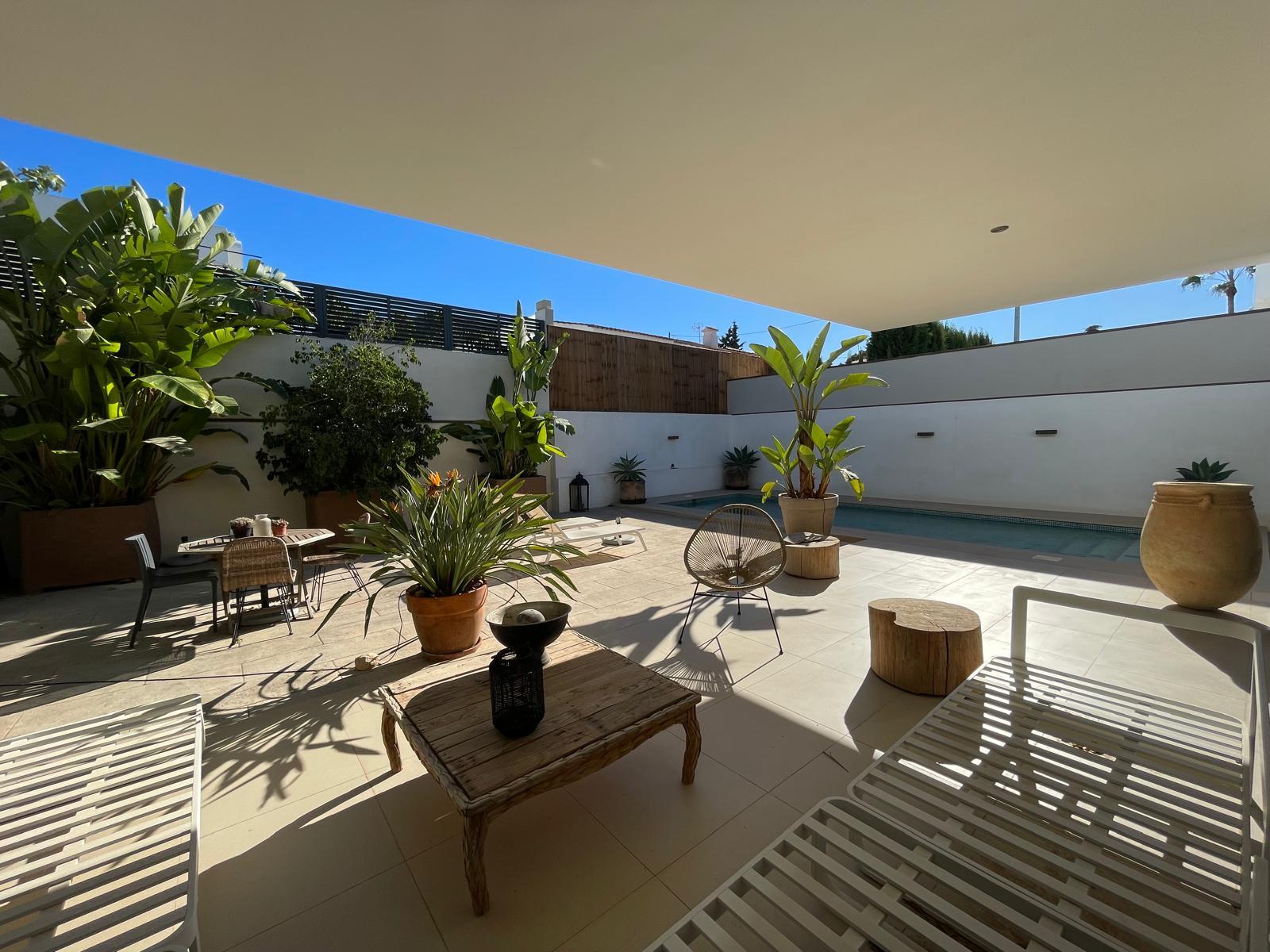 1420NS - Elegant Single-Level Villa with Private Pool in a Peaceful Residential Setting