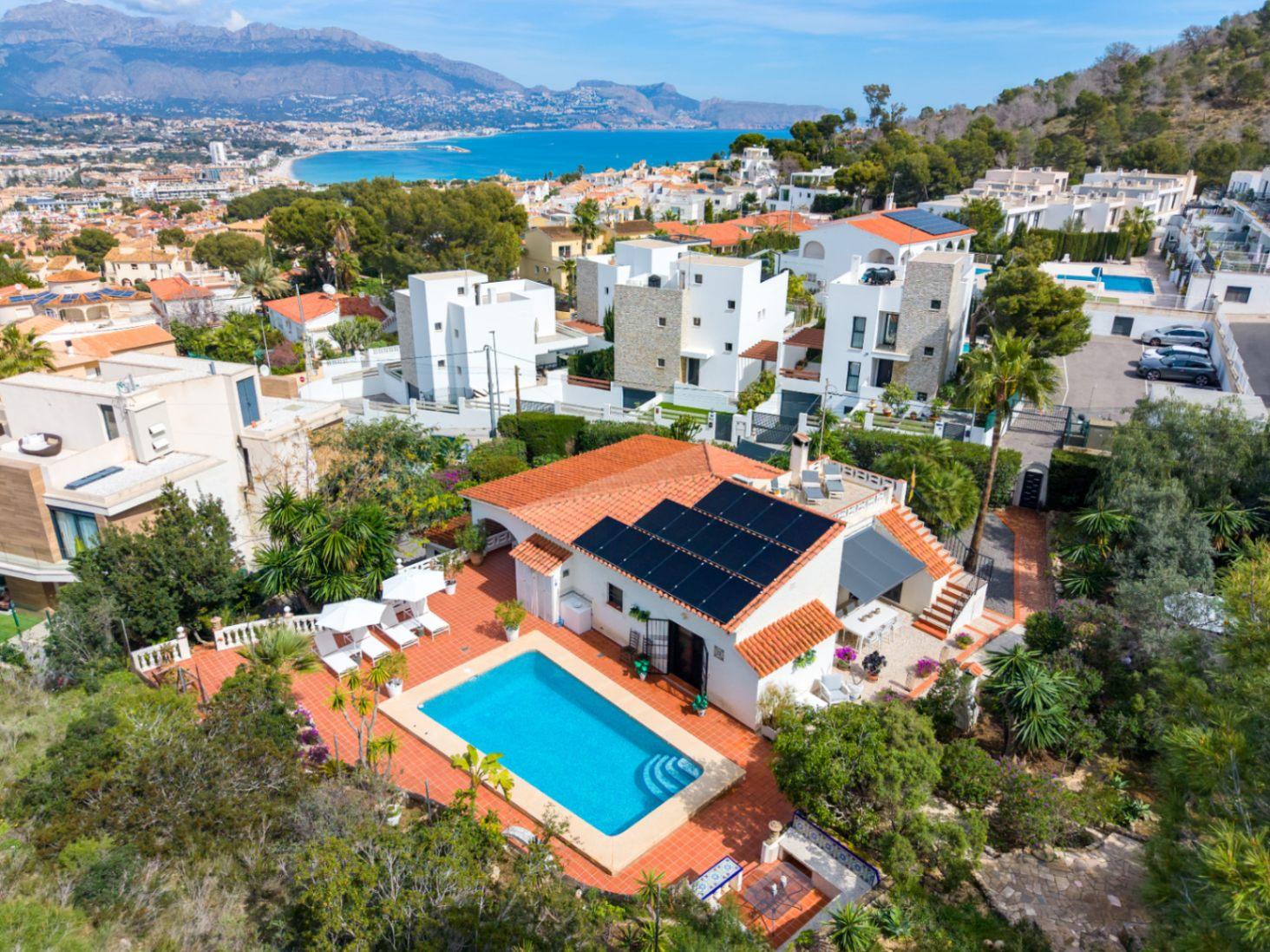 1439NS - One Story Villa with guestapartment and private pool in a quiet area of Albir,  on a short distance of towncentre.