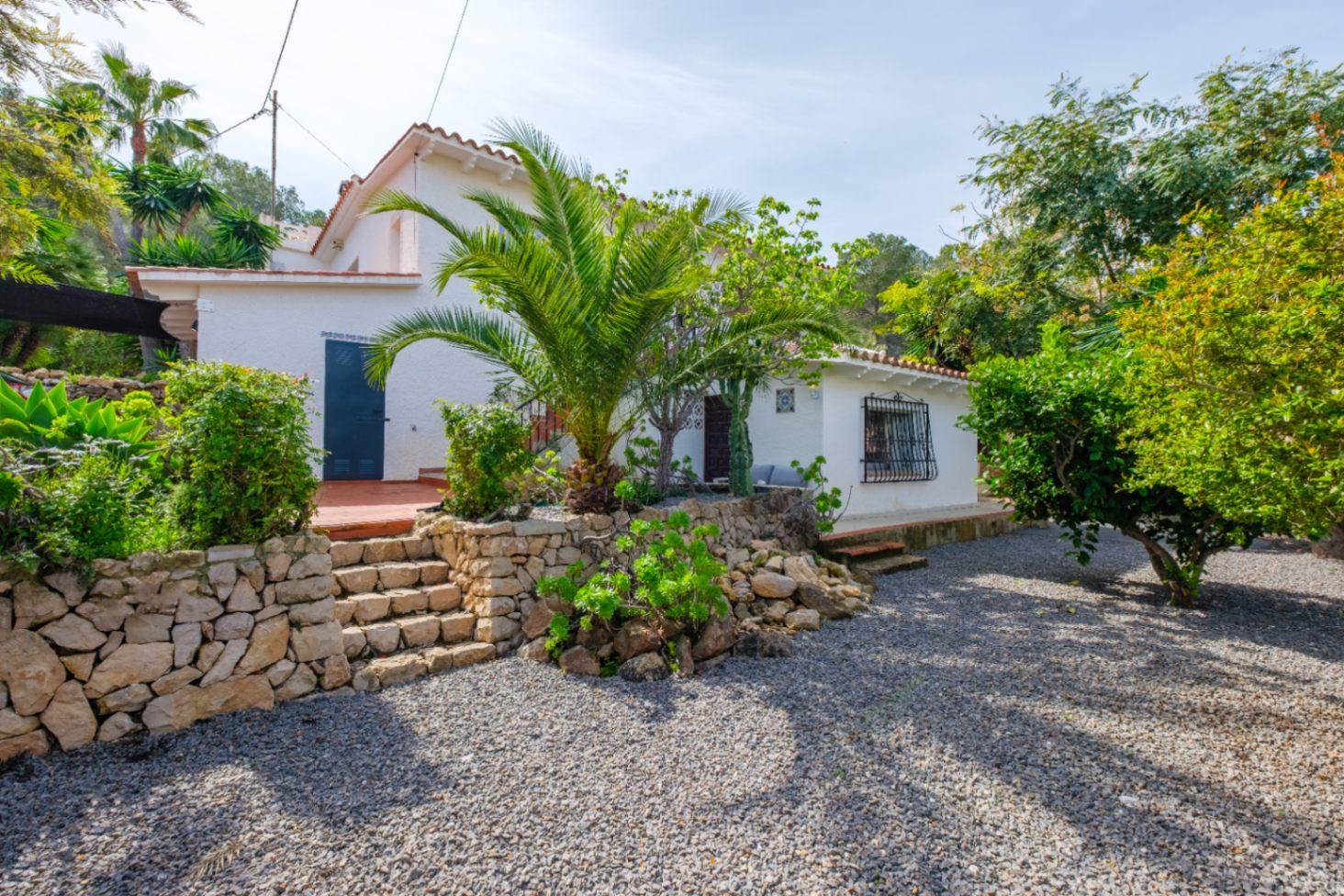 1439NS - One Story Villa with guestapartment and private pool in a quiet area of Albir,  on a short distance of towncentre.