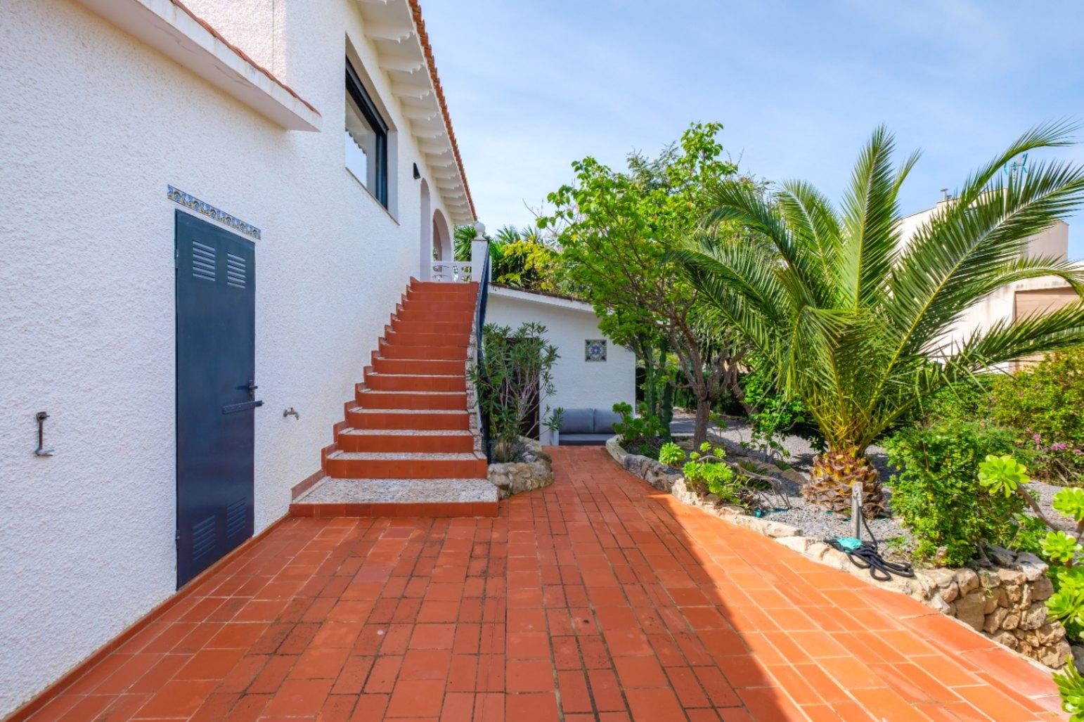 1439NS - One Story Villa with guestapartment and private pool in a quiet area of Albir,  on a short distance of towncentre.