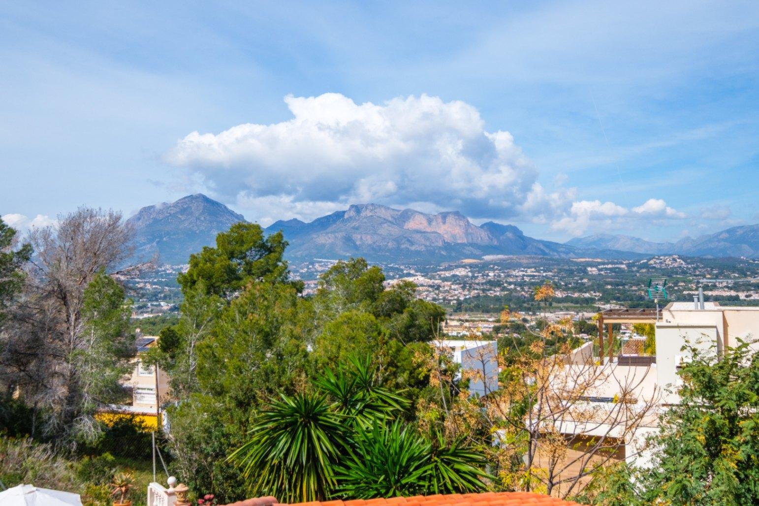 1439NS - One Story Villa with guestapartment and private pool in a quiet area of Albir,  on a short distance of towncentre.