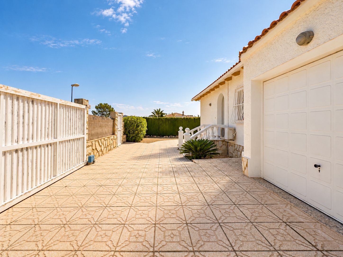 1389DA - Eengezinsvilla met privézwembad op een perceel van 750 m² in La Nucía