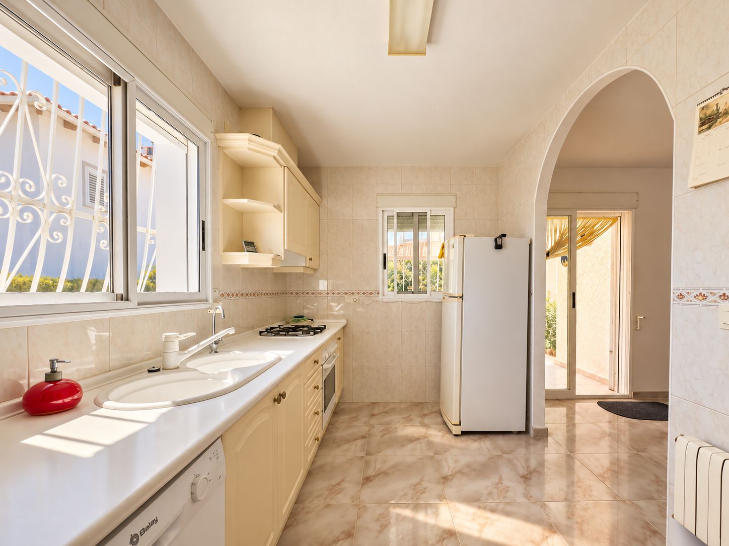 1389DA - Eengezinsvilla met privézwembad op een perceel van 750 m² in La Nucía