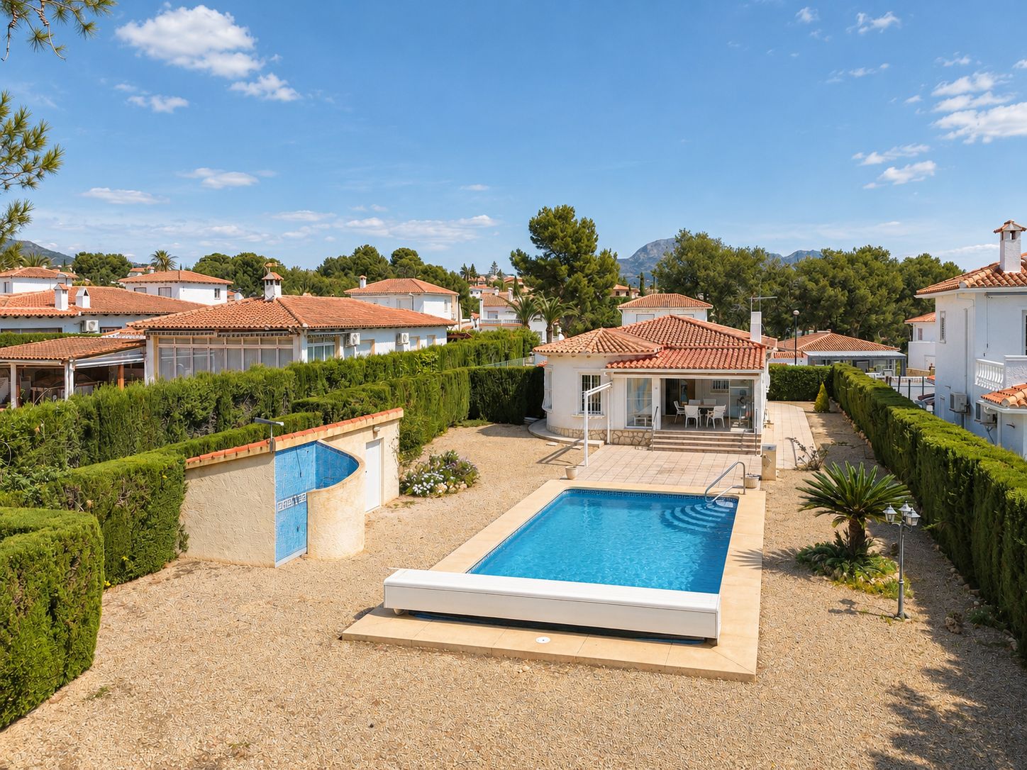 1389DA - Eengezinsvilla met privézwembad op een perceel van 750 m² in La Nucía