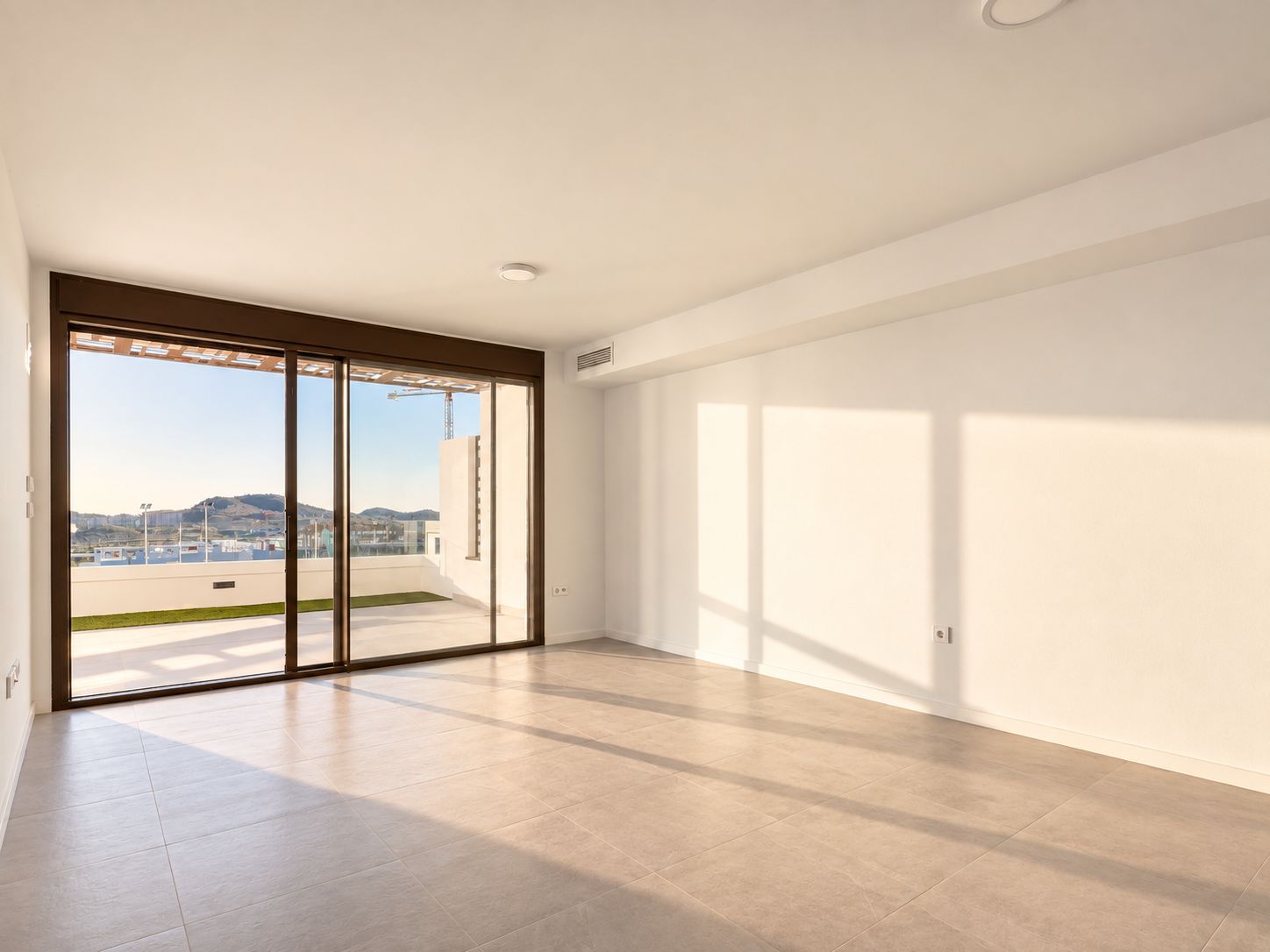 Appartement moderne de deux pièces, récemment construit, avec vue sur la mer, récemment livré.