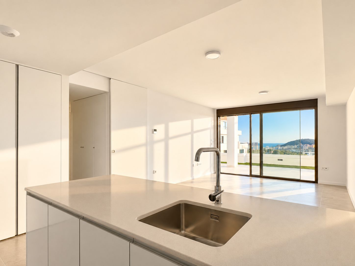 Appartement moderne de deux pièces, récemment construit, avec vue sur la mer, récemment livré.
