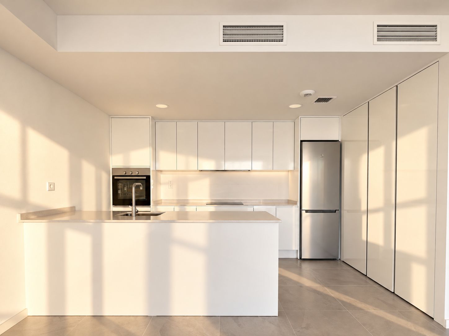Appartement moderne de deux pièces, récemment construit, avec vue sur la mer, récemment livré.