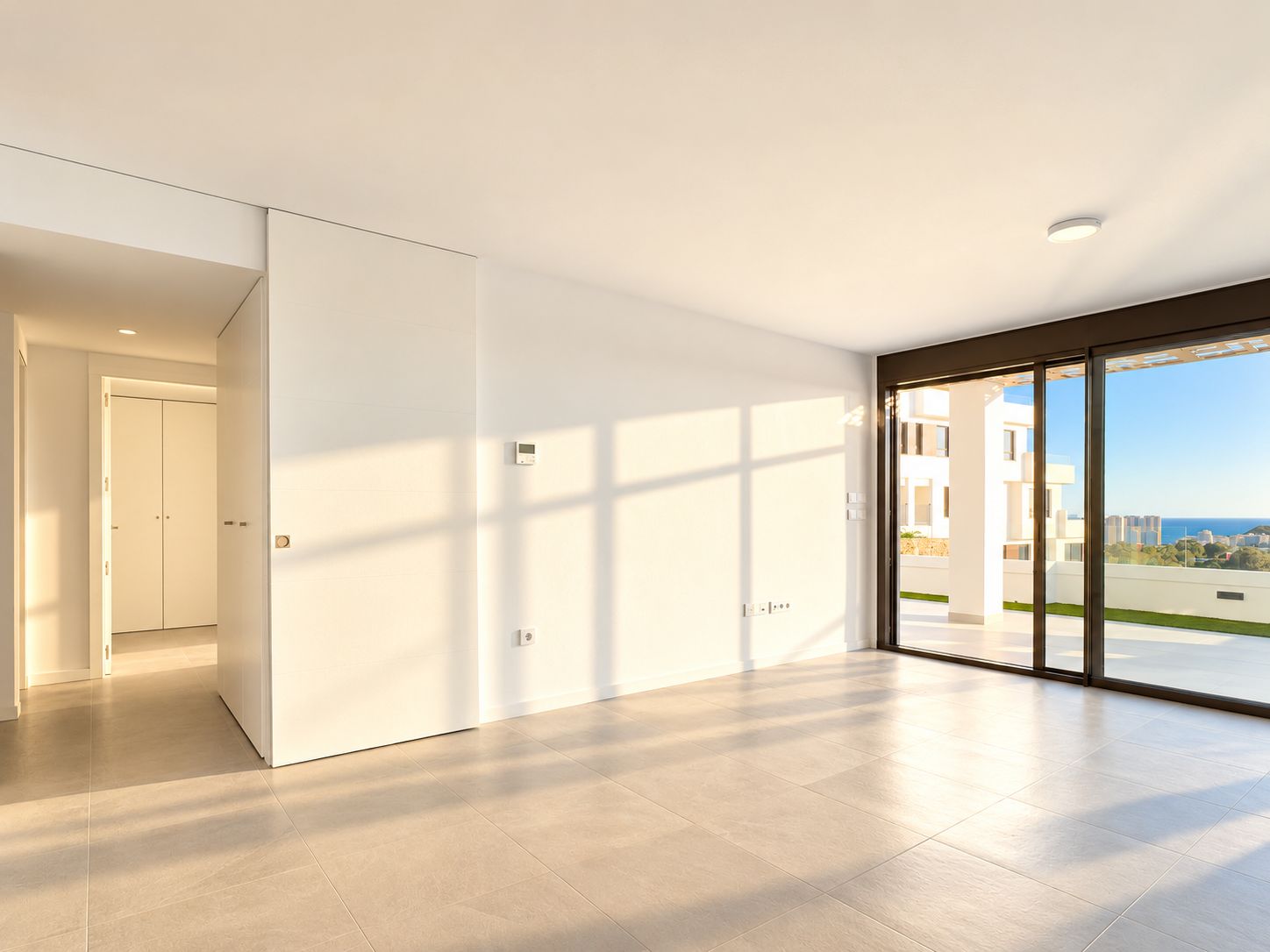Appartement moderne de deux pièces, récemment construit, avec vue sur la mer, récemment livré.