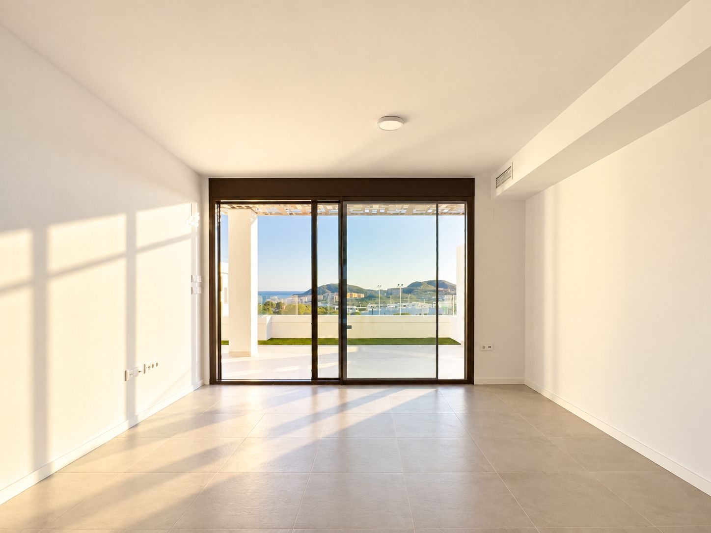 Appartement moderne de deux pièces, récemment construit, avec vue sur la mer, récemment livré.