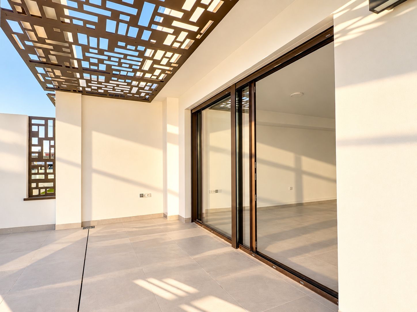 Appartement moderne de deux pièces, récemment construit, avec vue sur la mer, récemment livré.