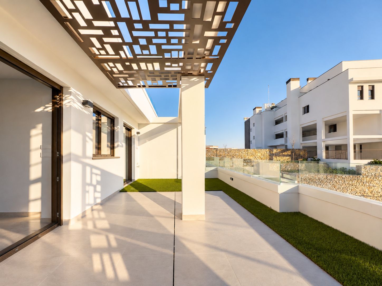Appartement moderne de deux pièces, récemment construit, avec vue sur la mer, récemment livré.